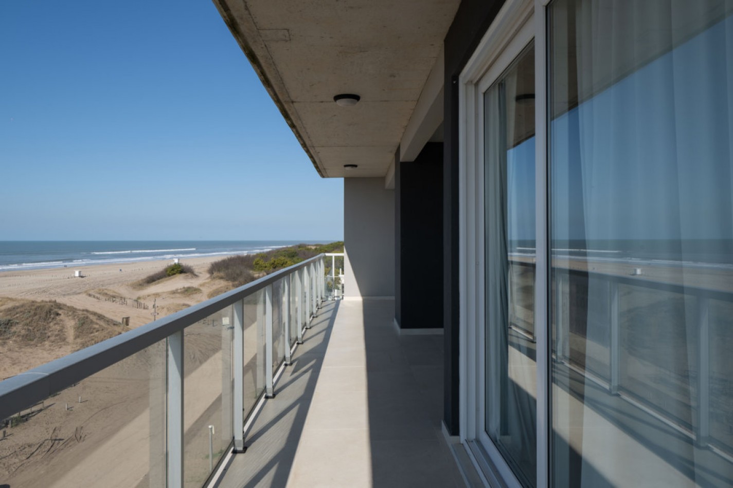 Departamento con amplia terraza frente al mar