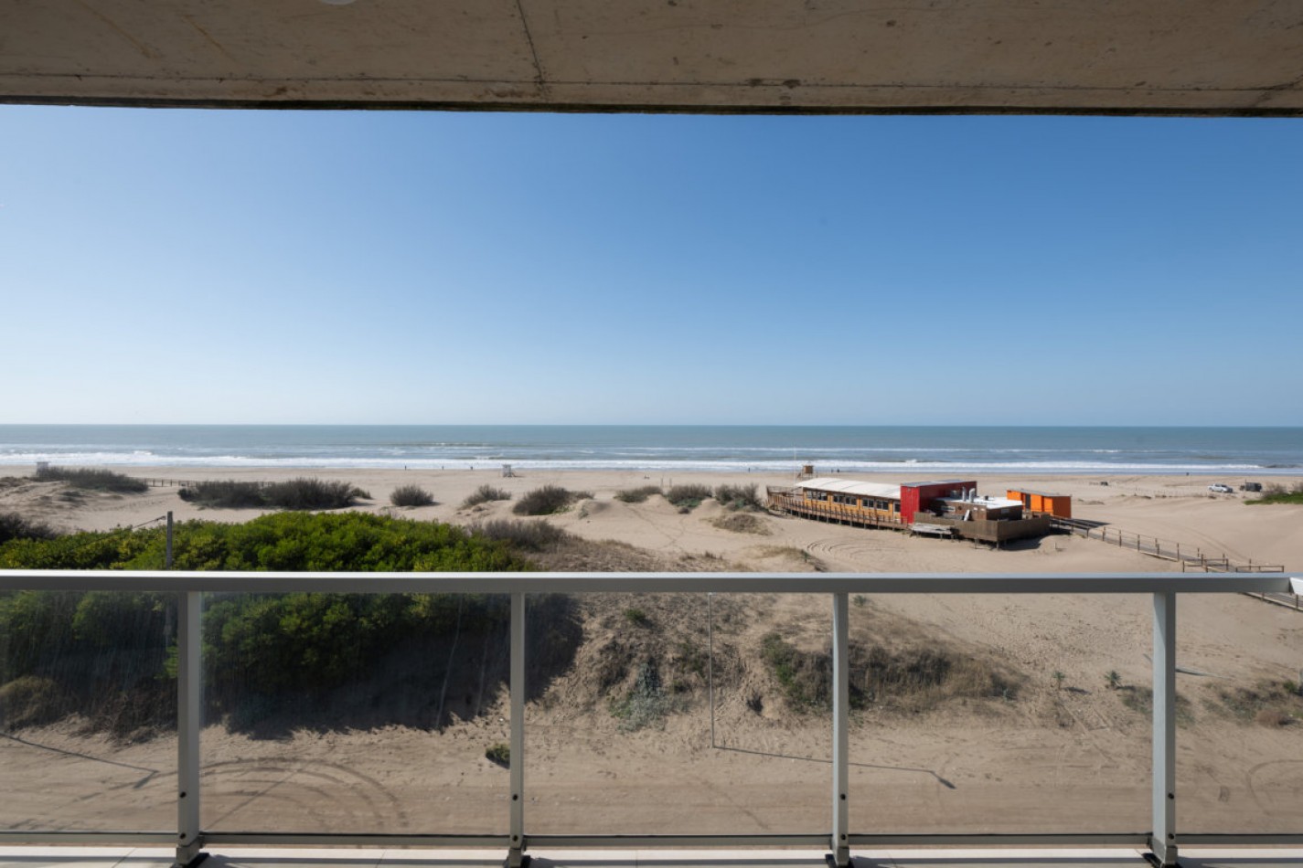 Departamento con amplia terraza frente al mar