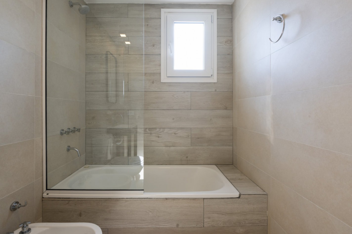 Departamento con amplia terraza frente al mar