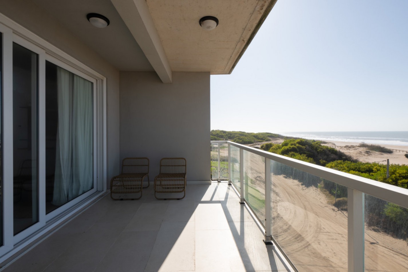 Departamento con amplia terraza frente al mar