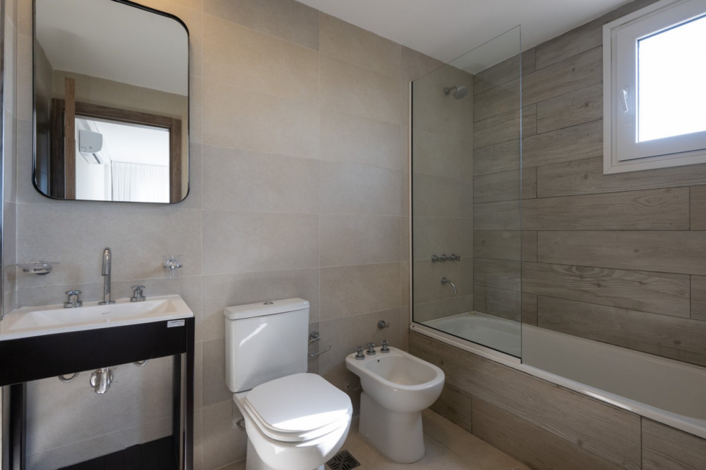 Departamento con amplia terraza frente al mar