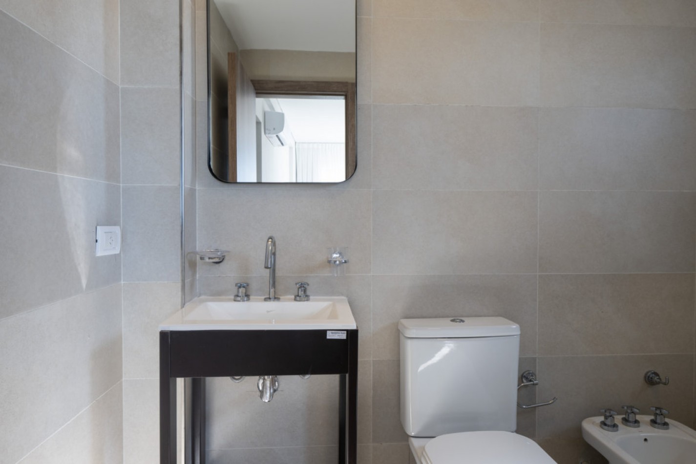 Departamento con amplia terraza frente al mar