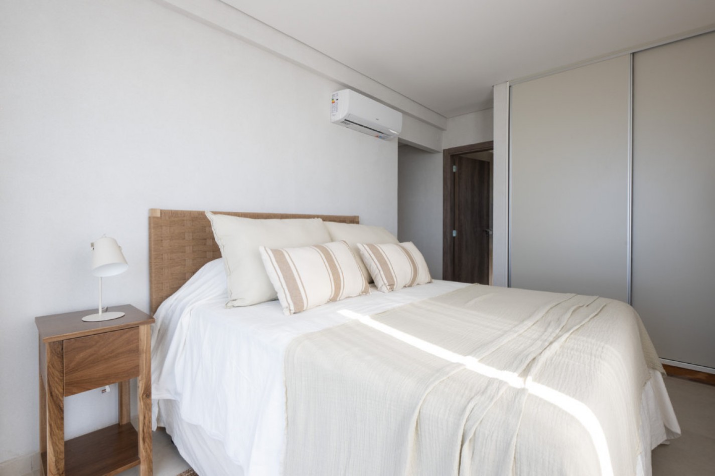 Departamento con amplia terraza frente al mar