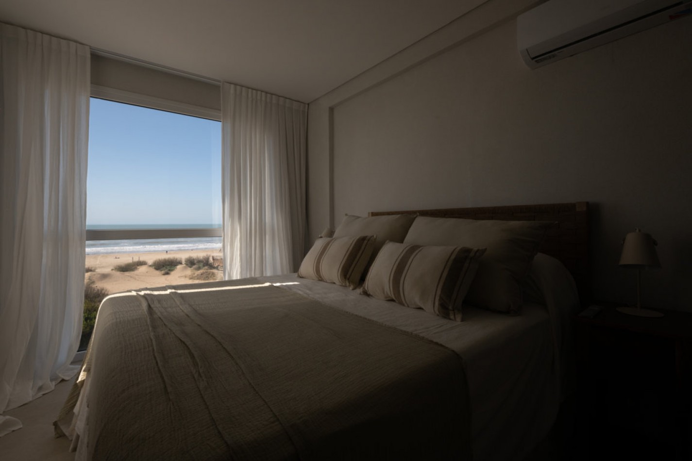 Departamento con amplia terraza frente al mar