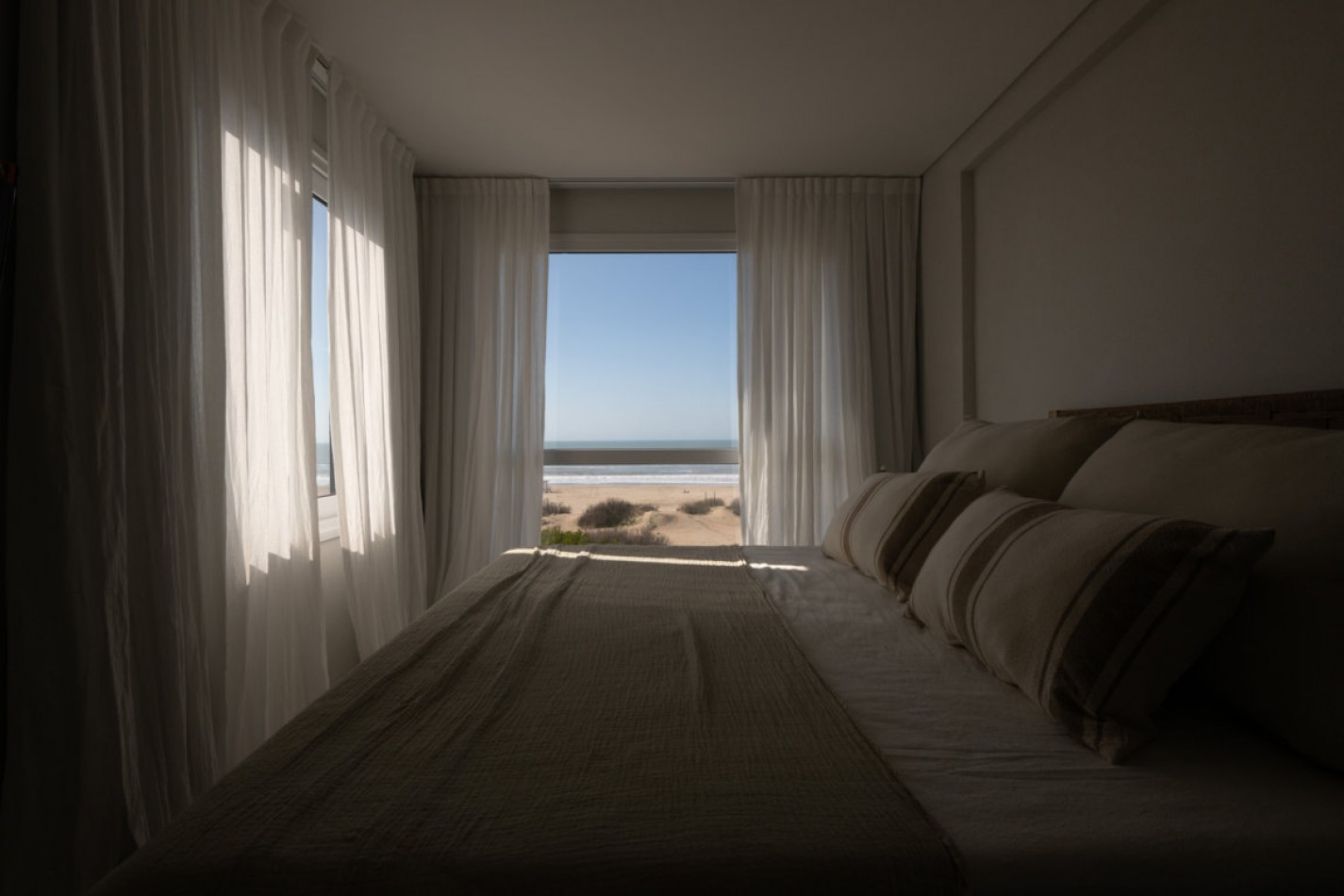 Departamento con amplia terraza frente al mar