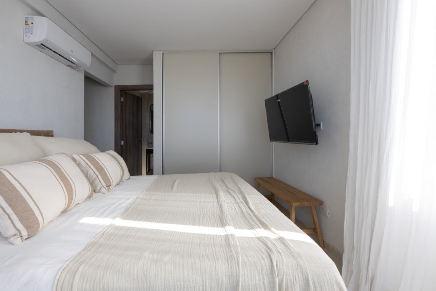 Departamento con amplia terraza frente al mar