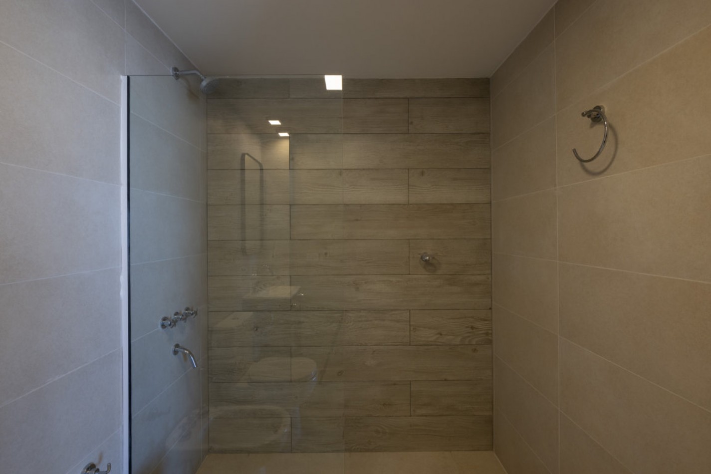 Departamento con amplia terraza frente al mar