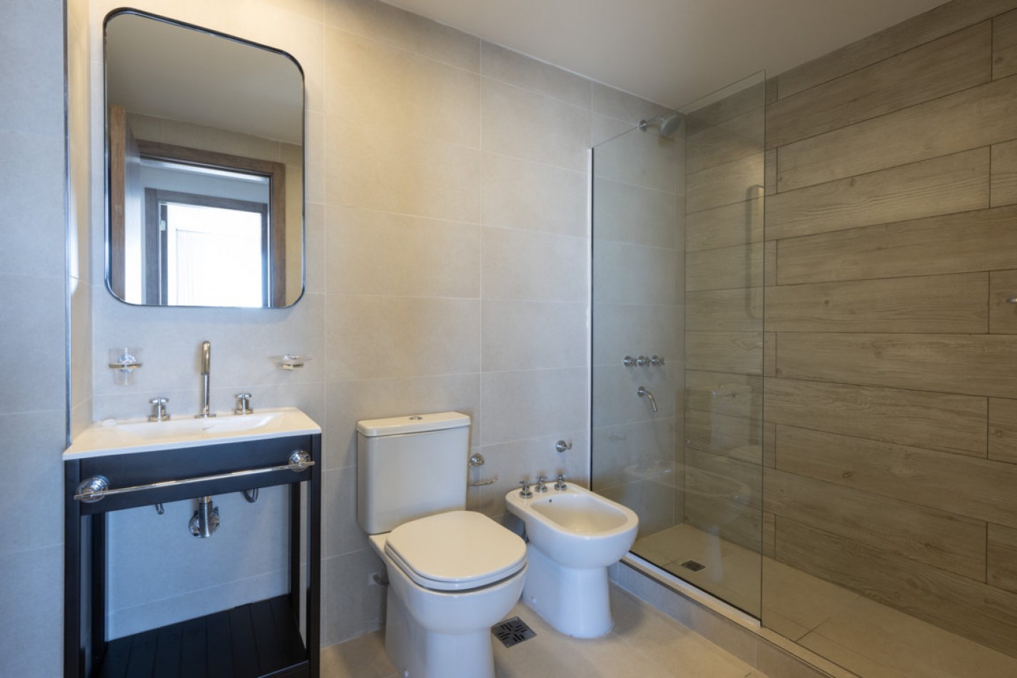 Departamento con amplia terraza frente al mar