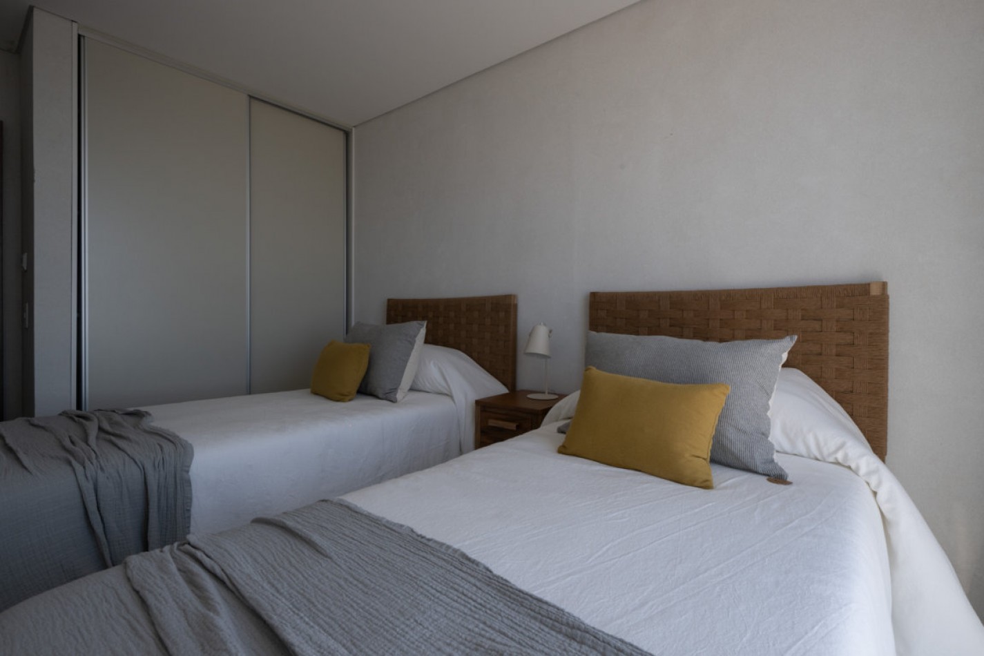 Departamento con amplia terraza frente al mar