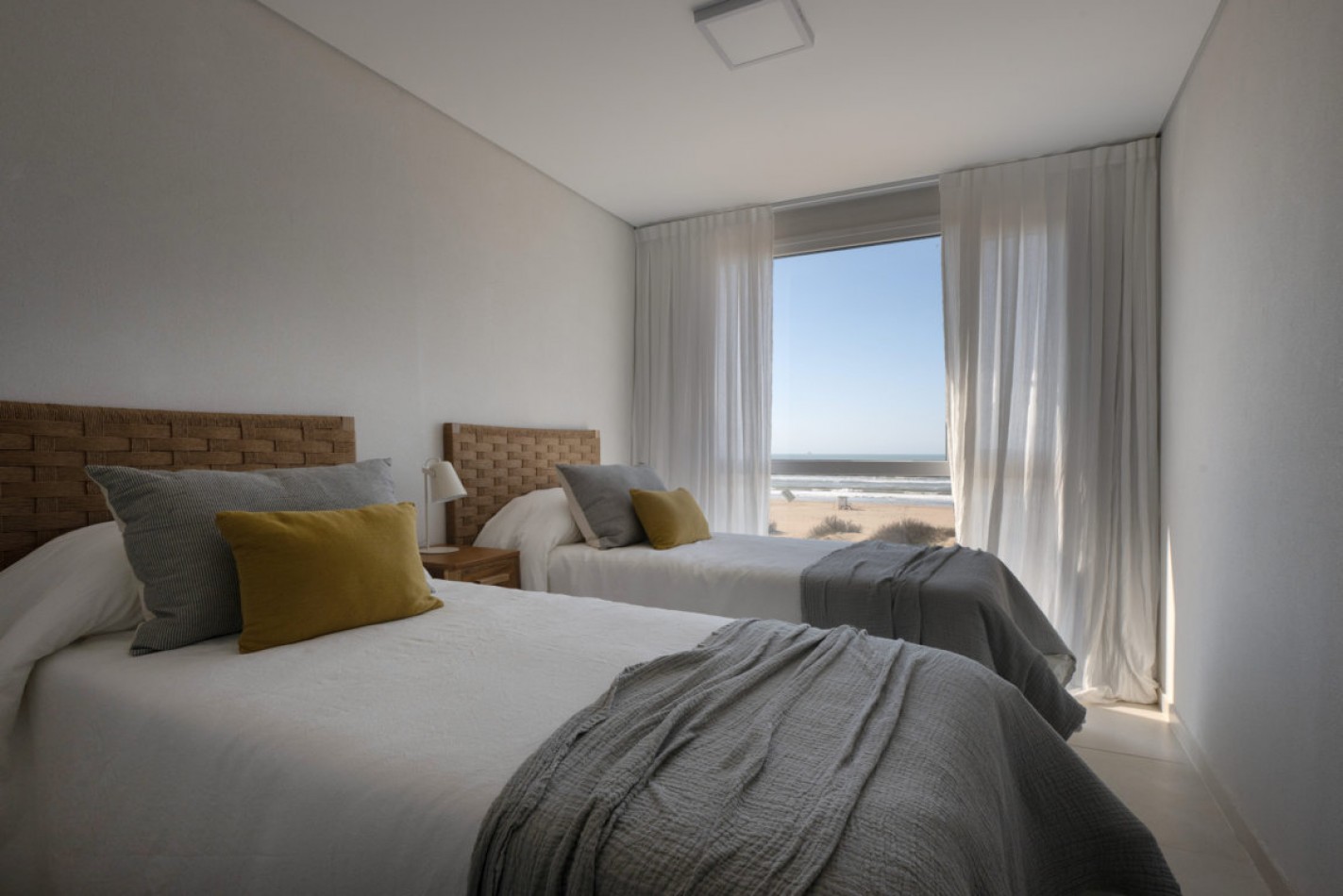 Departamento con amplia terraza frente al mar