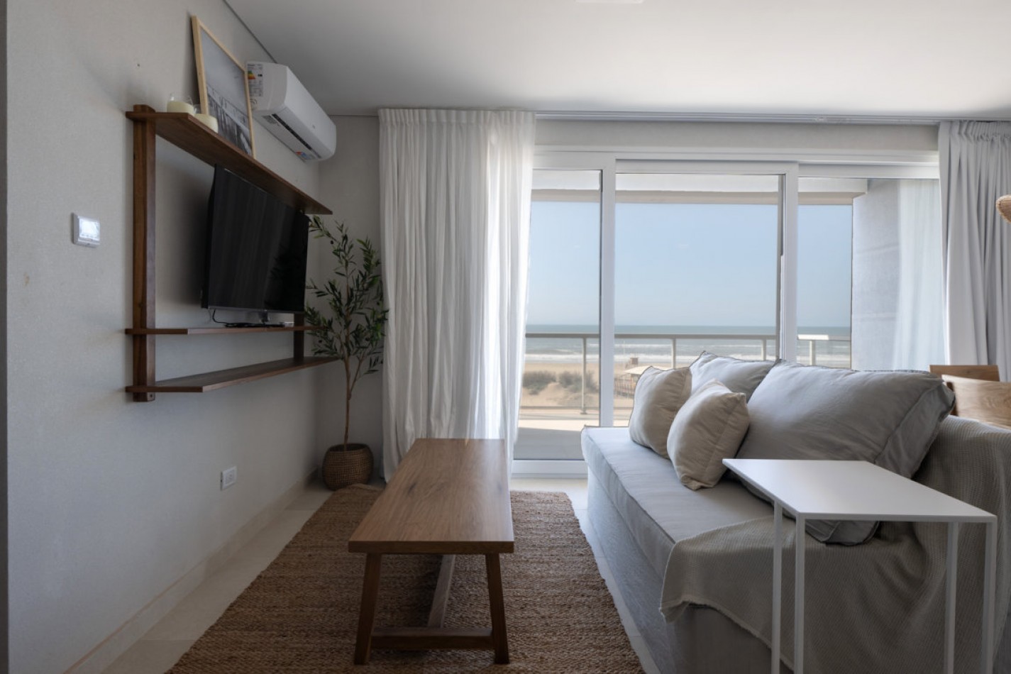 Departamento con amplia terraza frente al mar