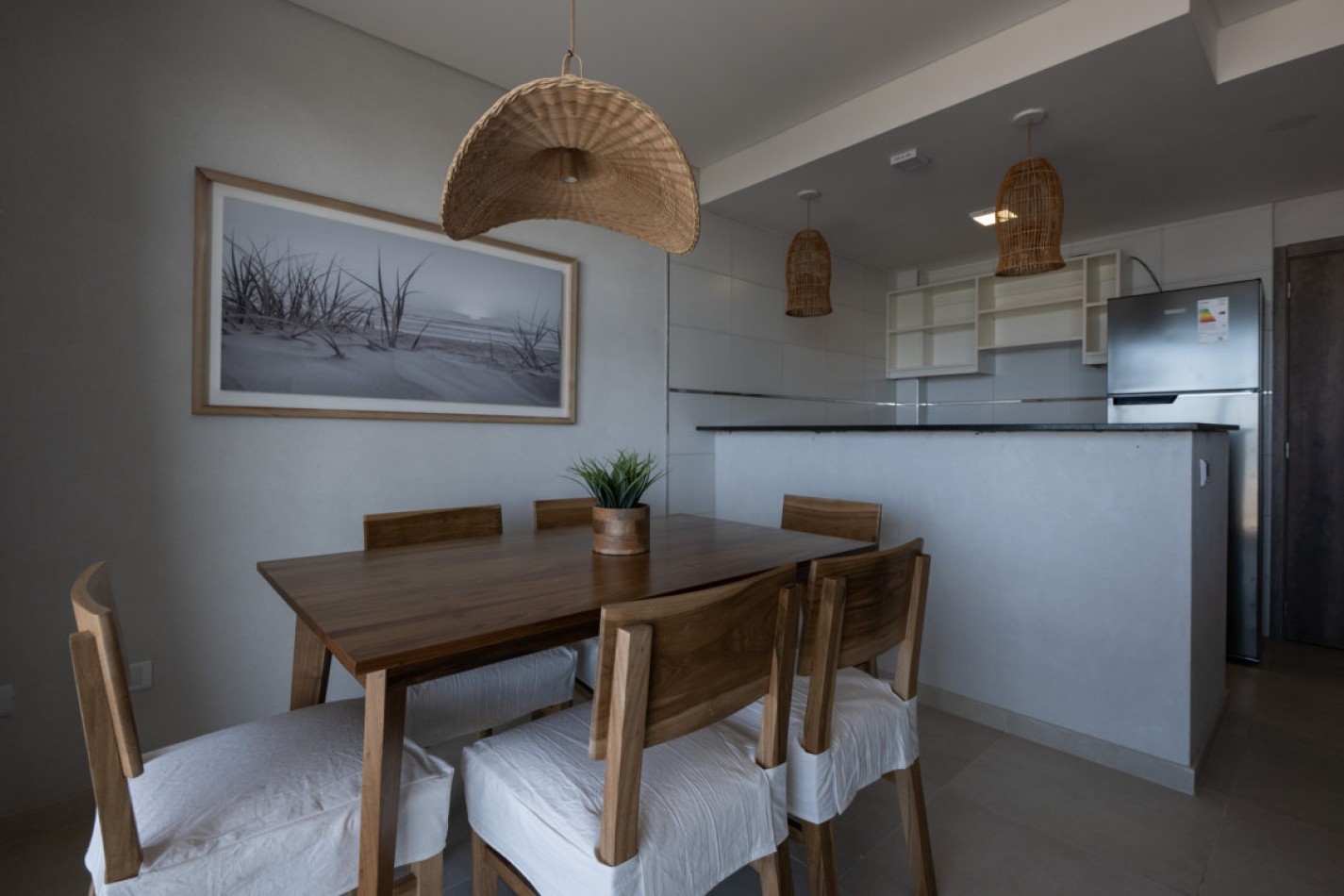 Departamento con amplia terraza frente al mar