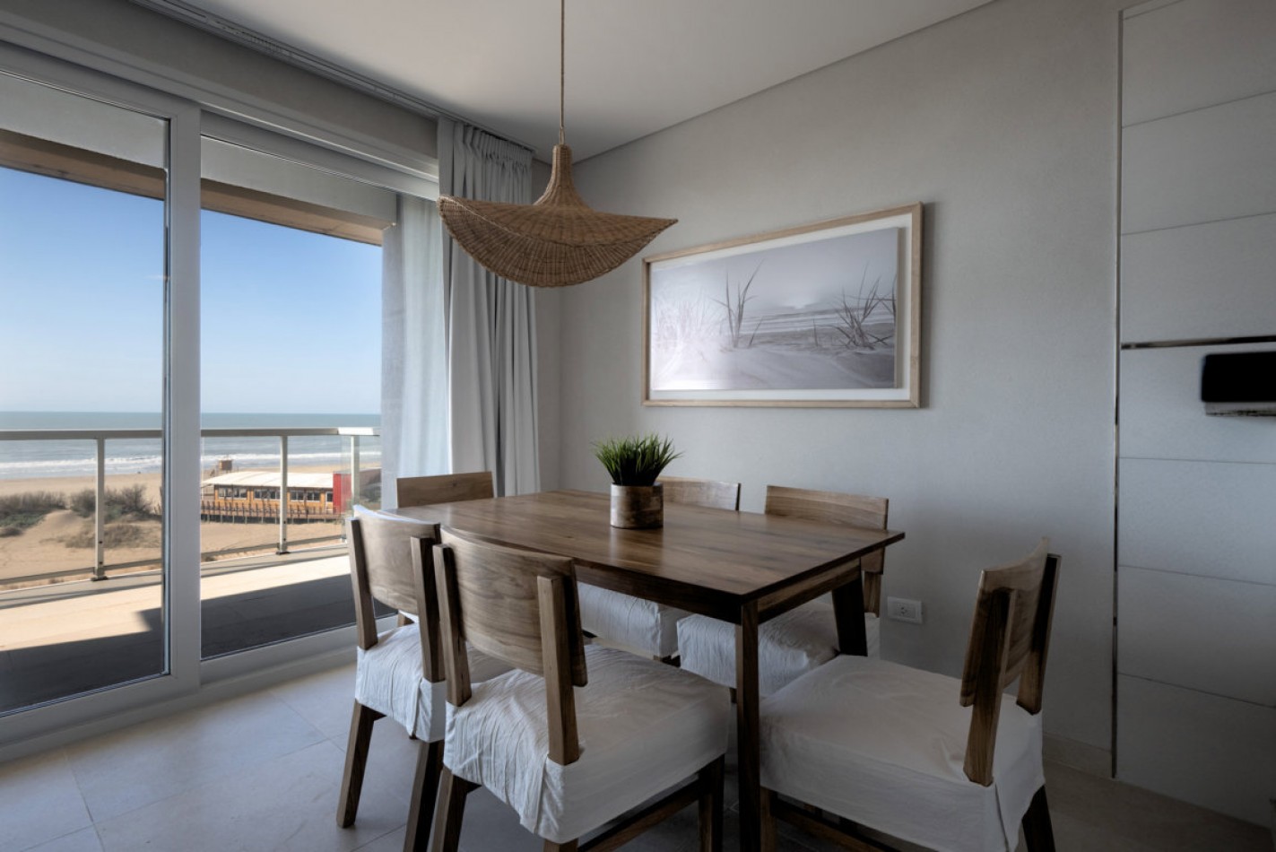 Departamento con amplia terraza frente al mar