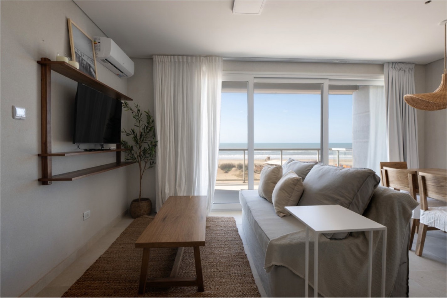 Departamento con amplia terraza frente al mar