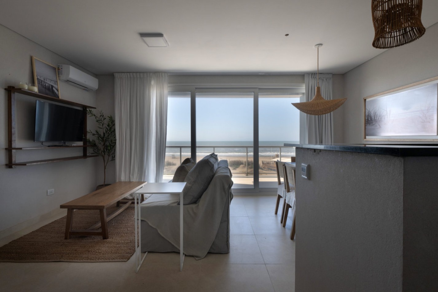 Departamento con amplia terraza frente al mar