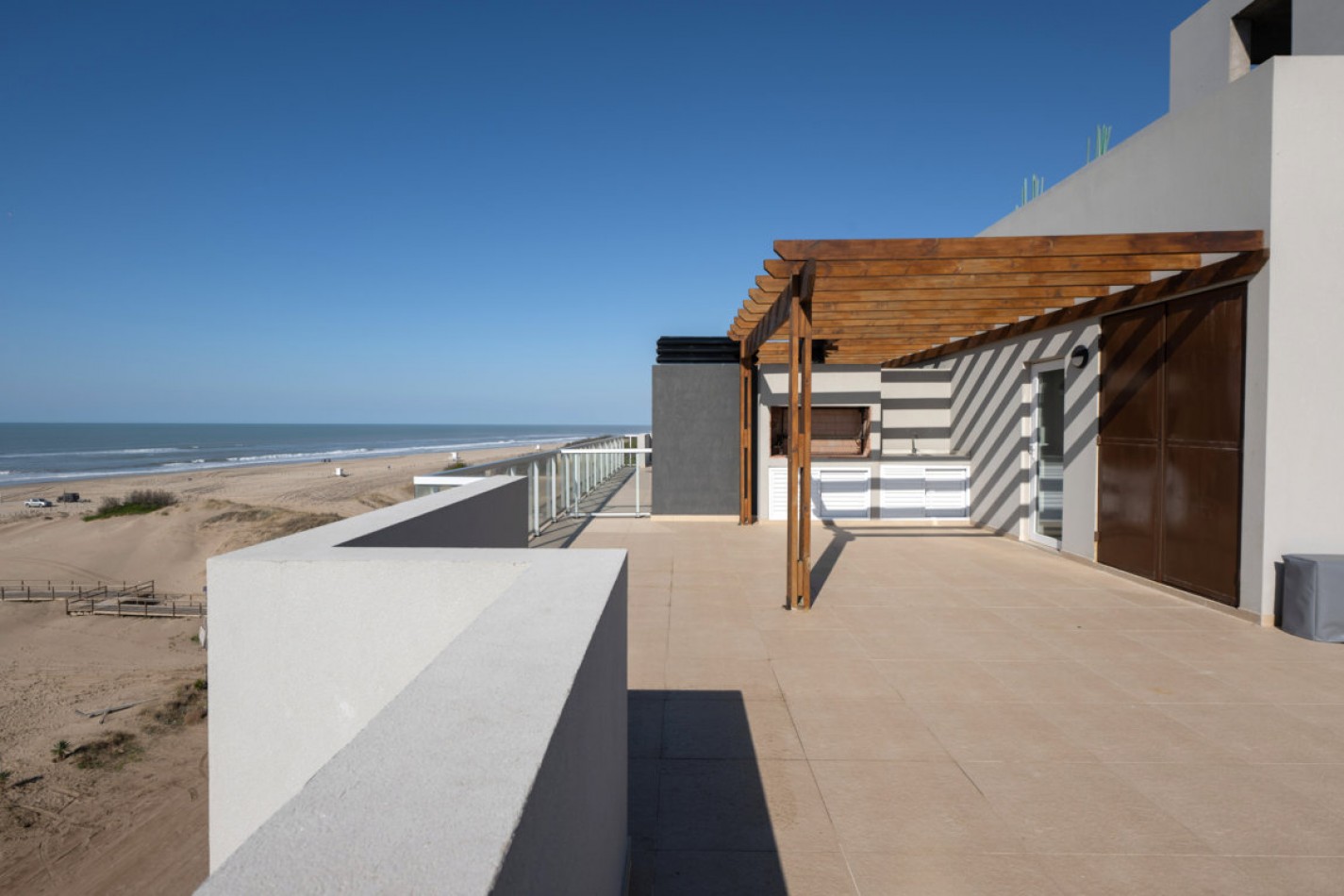 Departamento con amplia terraza frente al mar