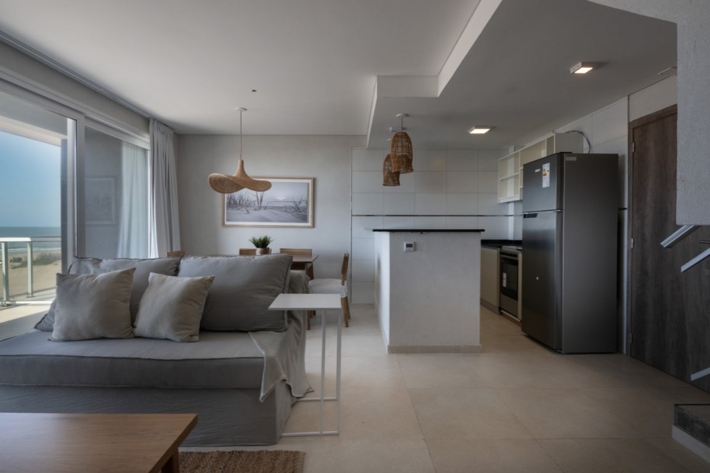 Departamento con amplia terraza frente al mar