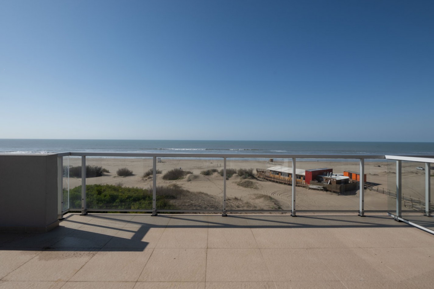 Departamento con amplia terraza frente al mar