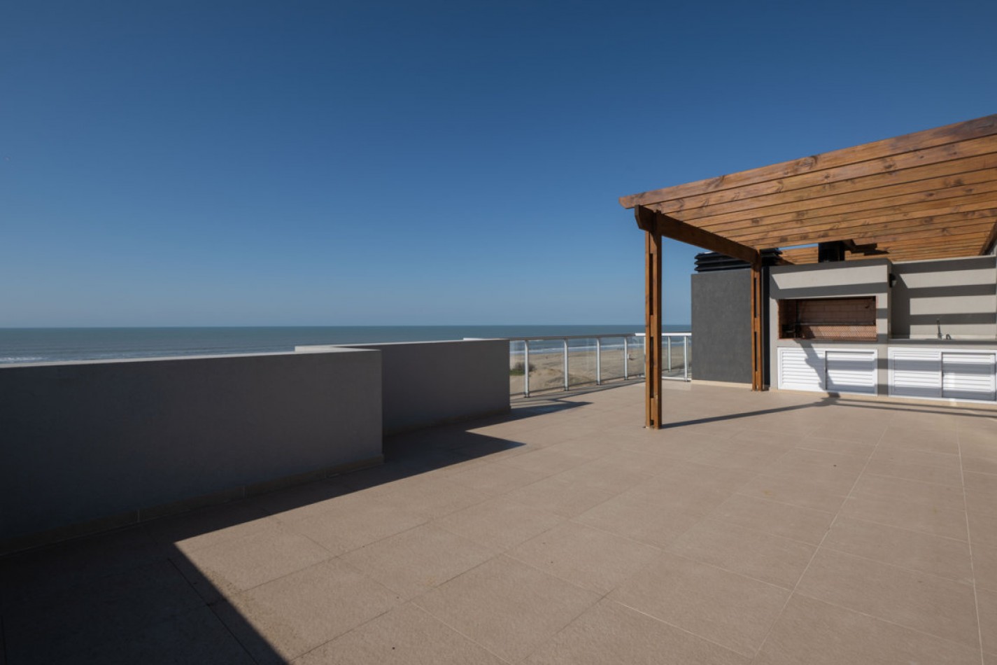 Departamento con amplia terraza frente al mar