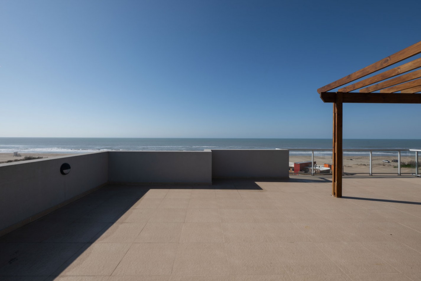 Departamento con amplia terraza frente al mar