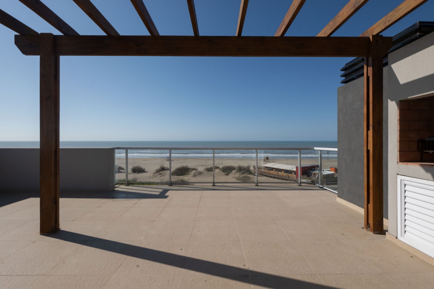 Departamento con amplia terraza frente al mar