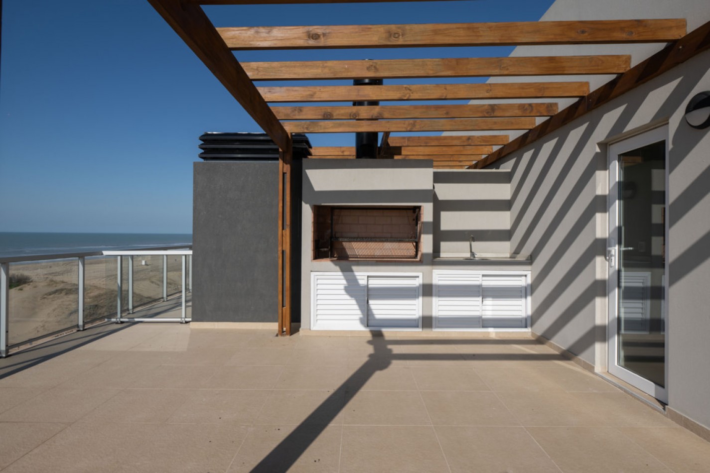 Departamento con amplia terraza frente al mar