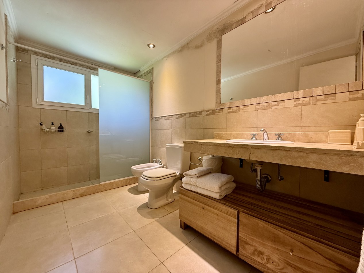 EXCELENTE CASA EN VENTA EN CARILO