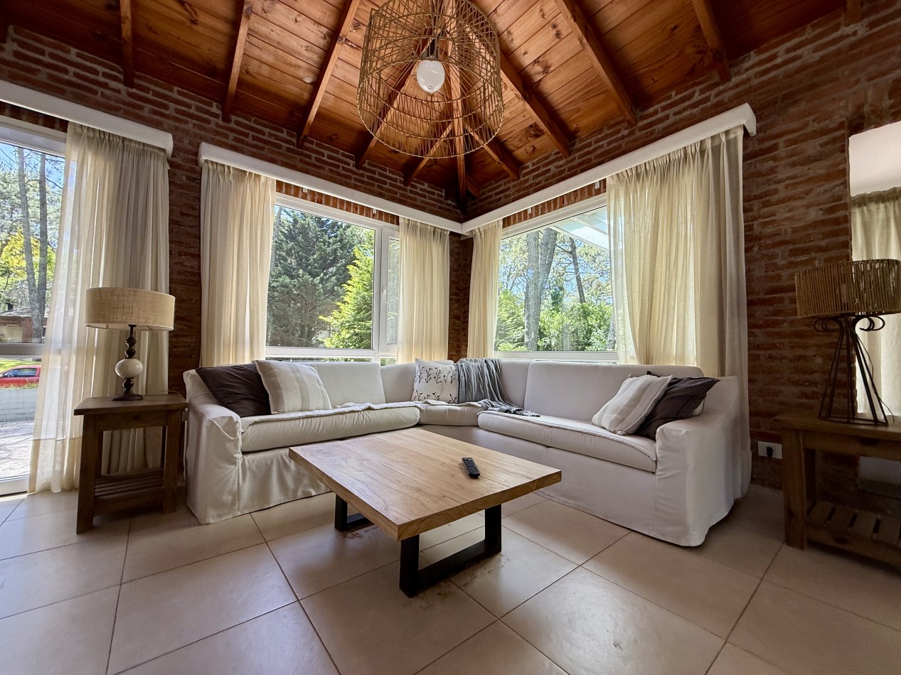 EXCELENTE CASA EN VENTA EN CARILO