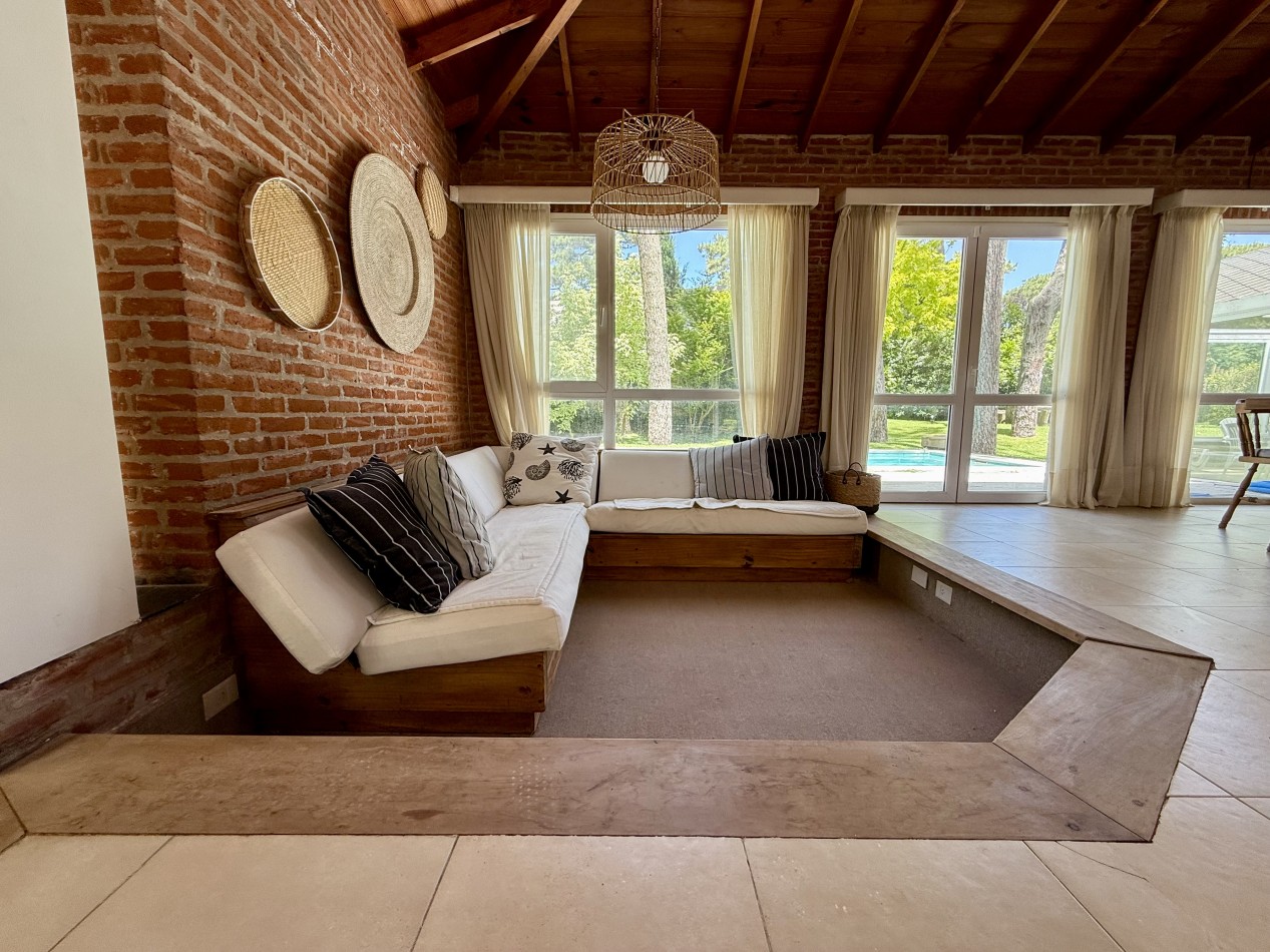 EXCELENTE CASA EN VENTA EN CARILO