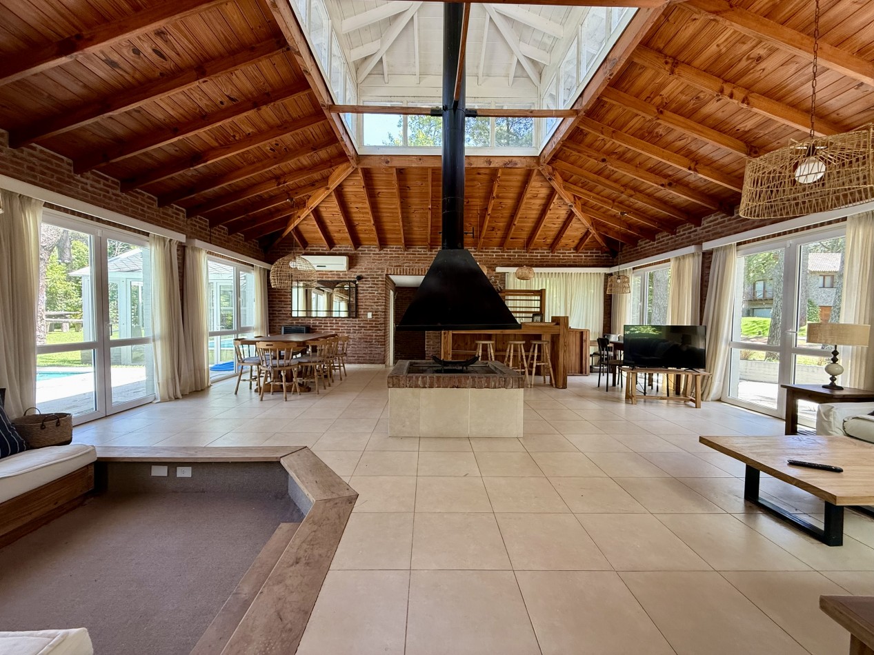 EXCELENTE CASA EN VENTA EN CARILO