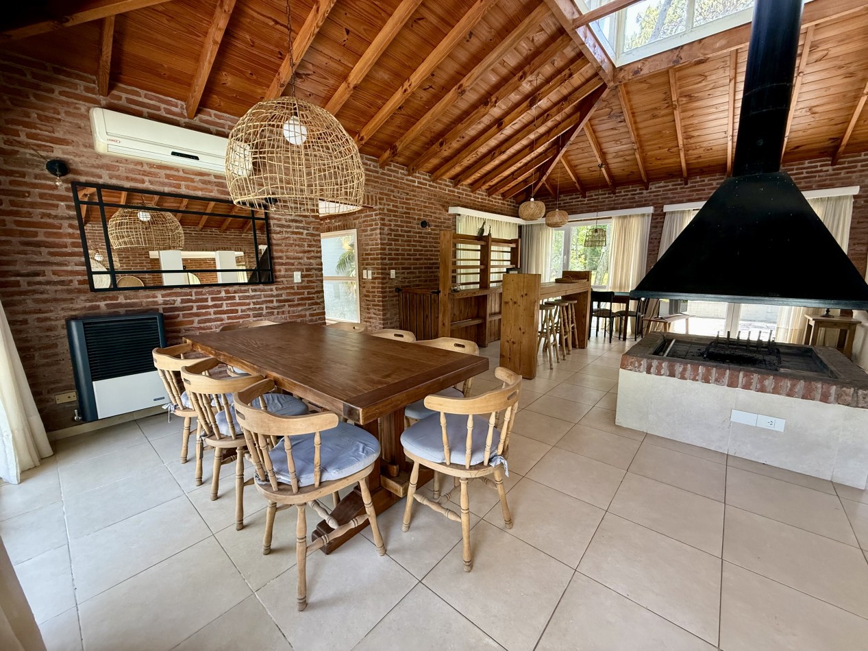 EXCELENTE CASA EN VENTA EN CARILO