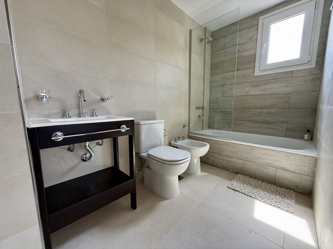 AMPLIO DEPARTAMENTO EN EDIFICIO FRENTE AL MAR