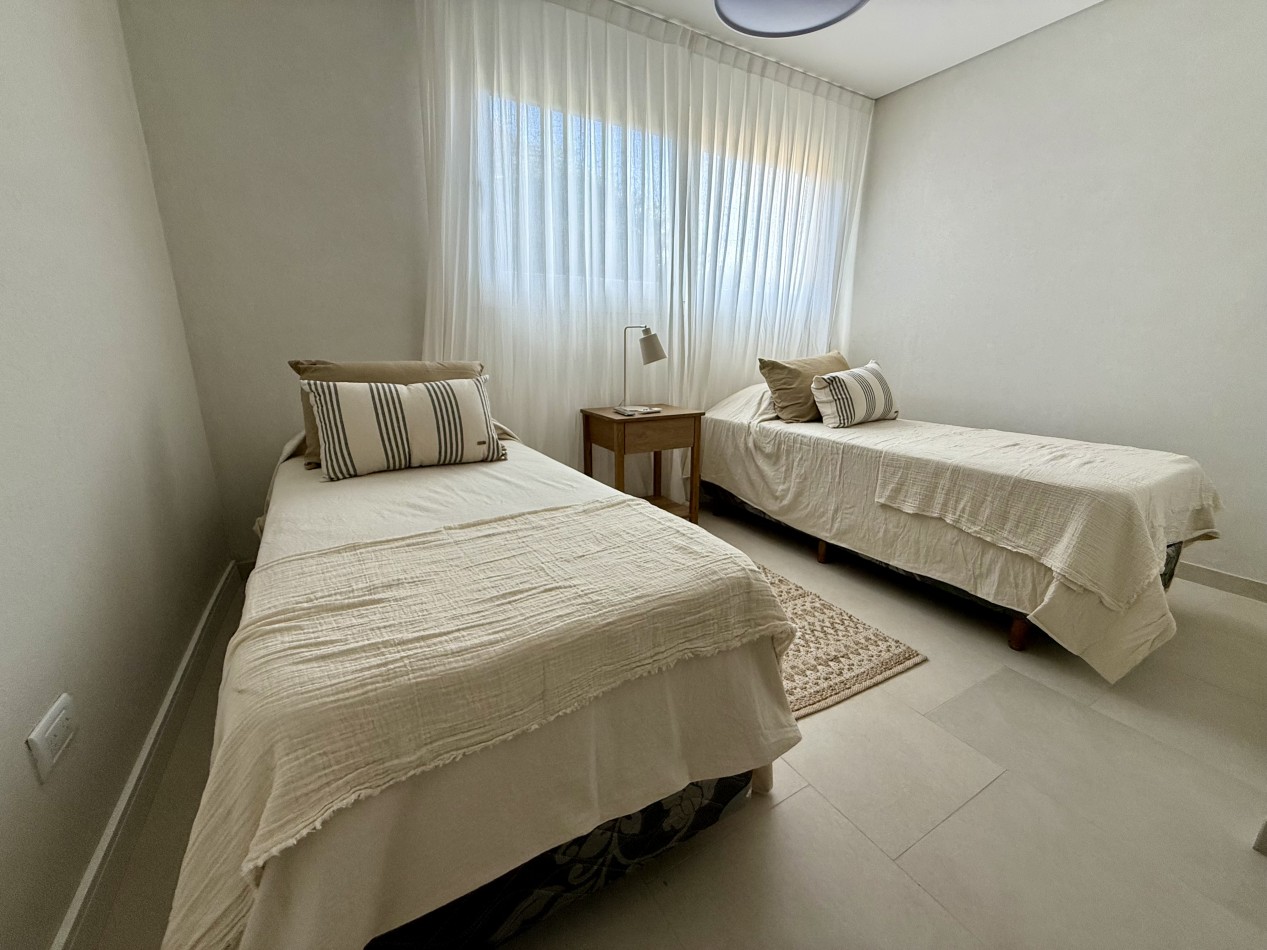 AMPLIO DEPARTAMENTO EN EDIFICIO FRENTE AL MAR