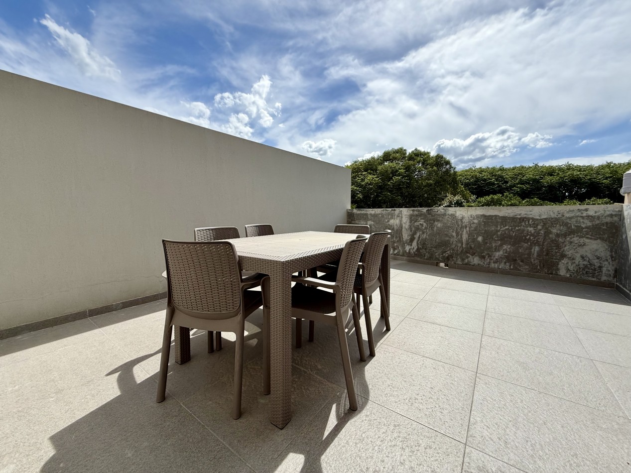 AMPLIO DEPARTAMENTO EN EDIFICIO FRENTE AL MAR