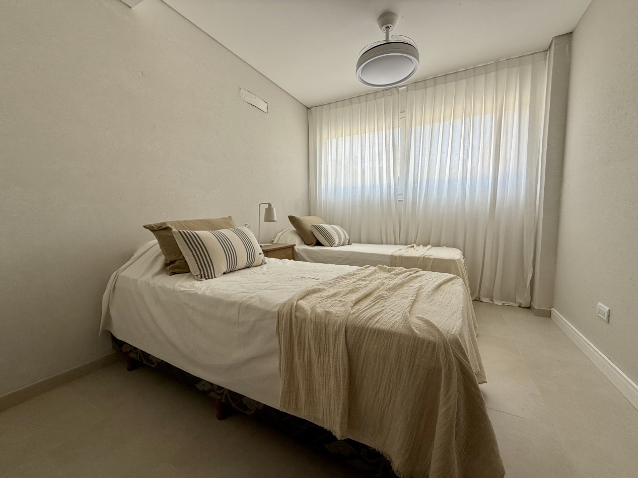 AMPLIO DEPARTAMENTO EN EDIFICIO FRENTE AL MAR