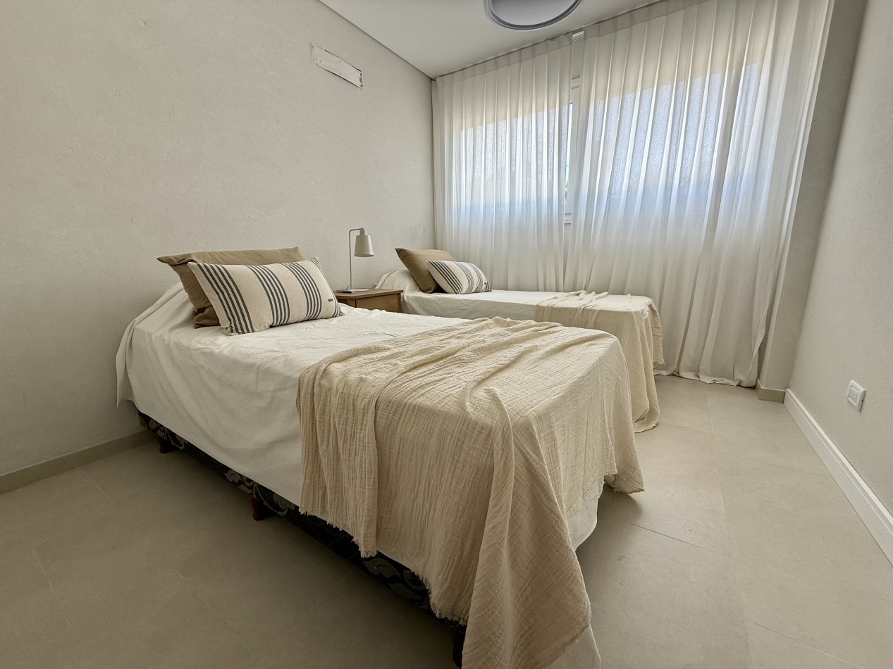 AMPLIO DEPARTAMENTO EN EDIFICIO FRENTE AL MAR