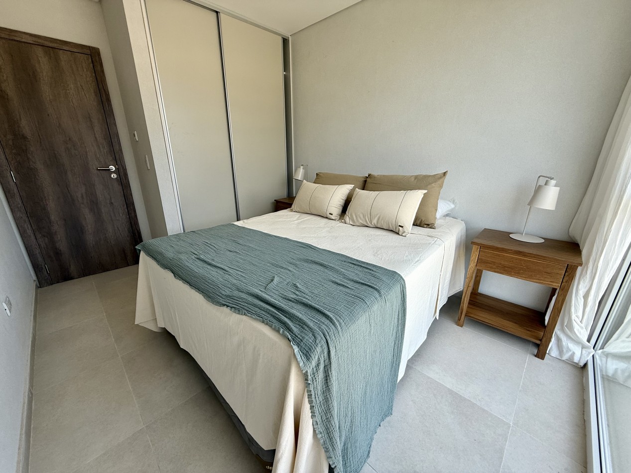 AMPLIO DEPARTAMENTO EN EDIFICIO FRENTE AL MAR