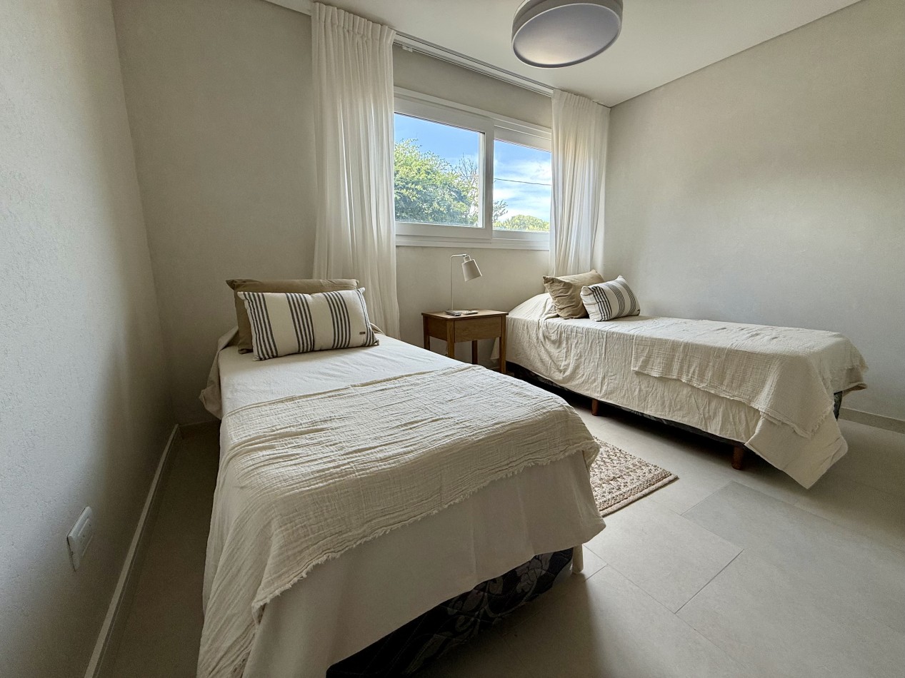 AMPLIO DEPARTAMENTO EN EDIFICIO FRENTE AL MAR