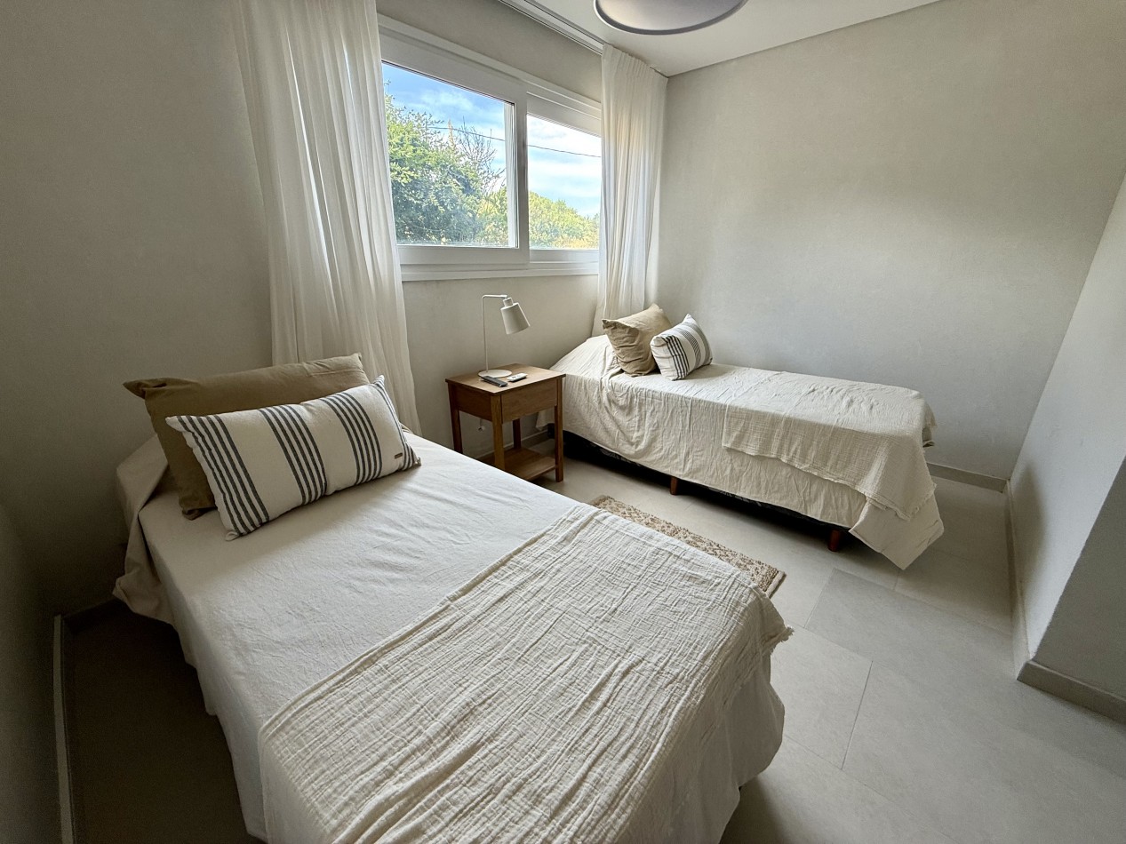 AMPLIO DEPARTAMENTO EN EDIFICIO FRENTE AL MAR