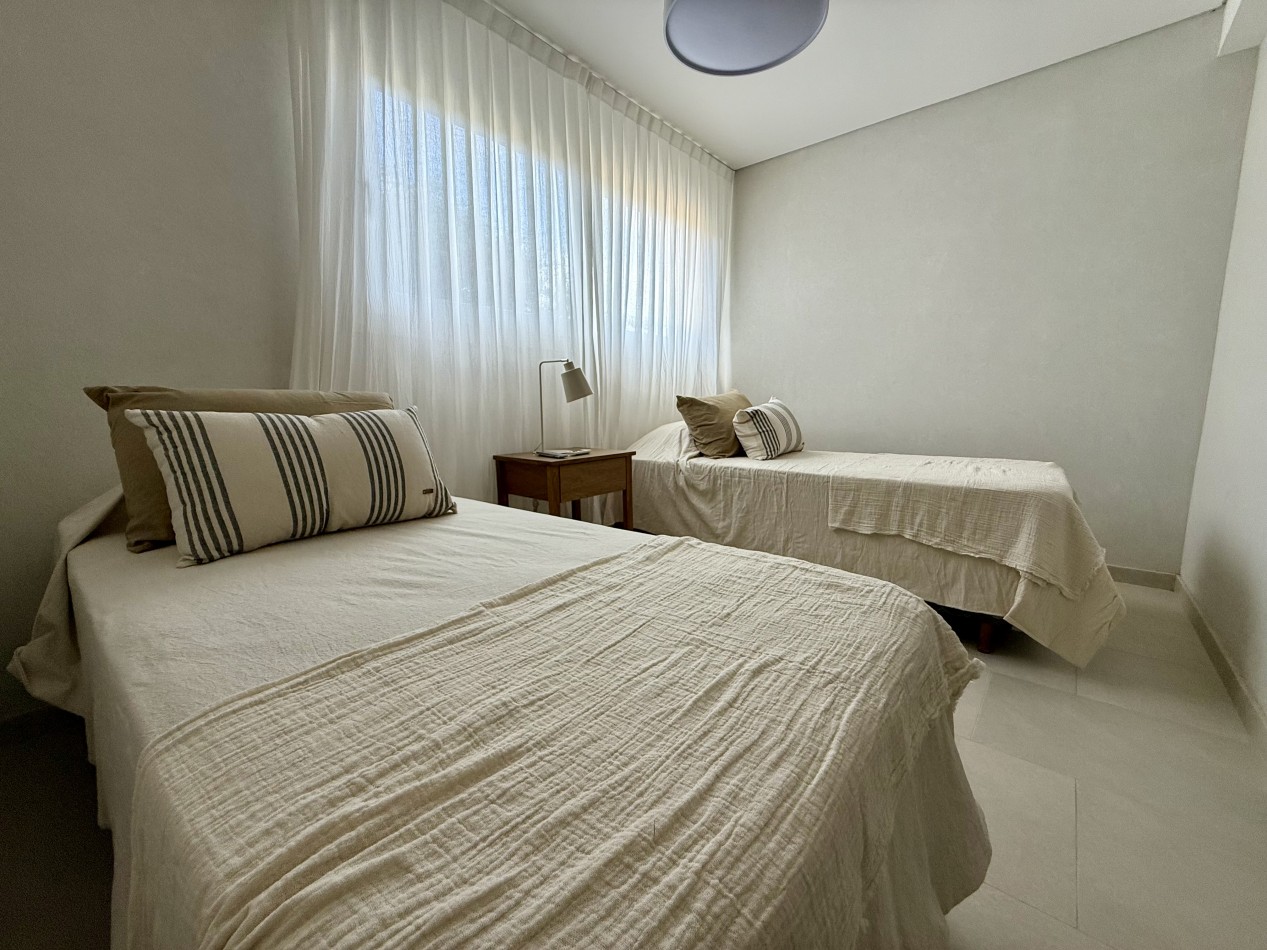 AMPLIO DEPARTAMENTO EN EDIFICIO FRENTE AL MAR