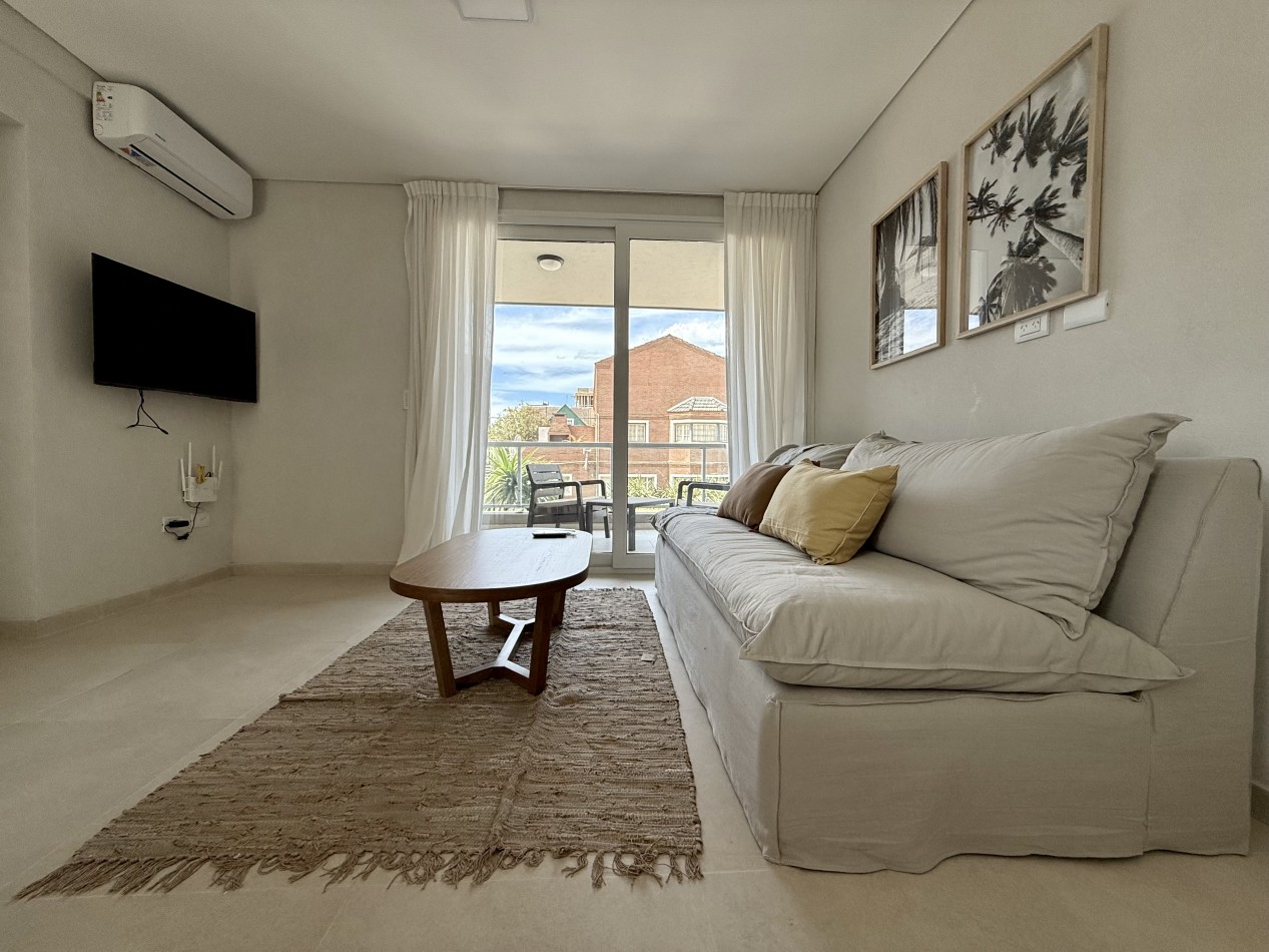 AMPLIO DEPARTAMENTO EN EDIFICIO FRENTE AL MAR