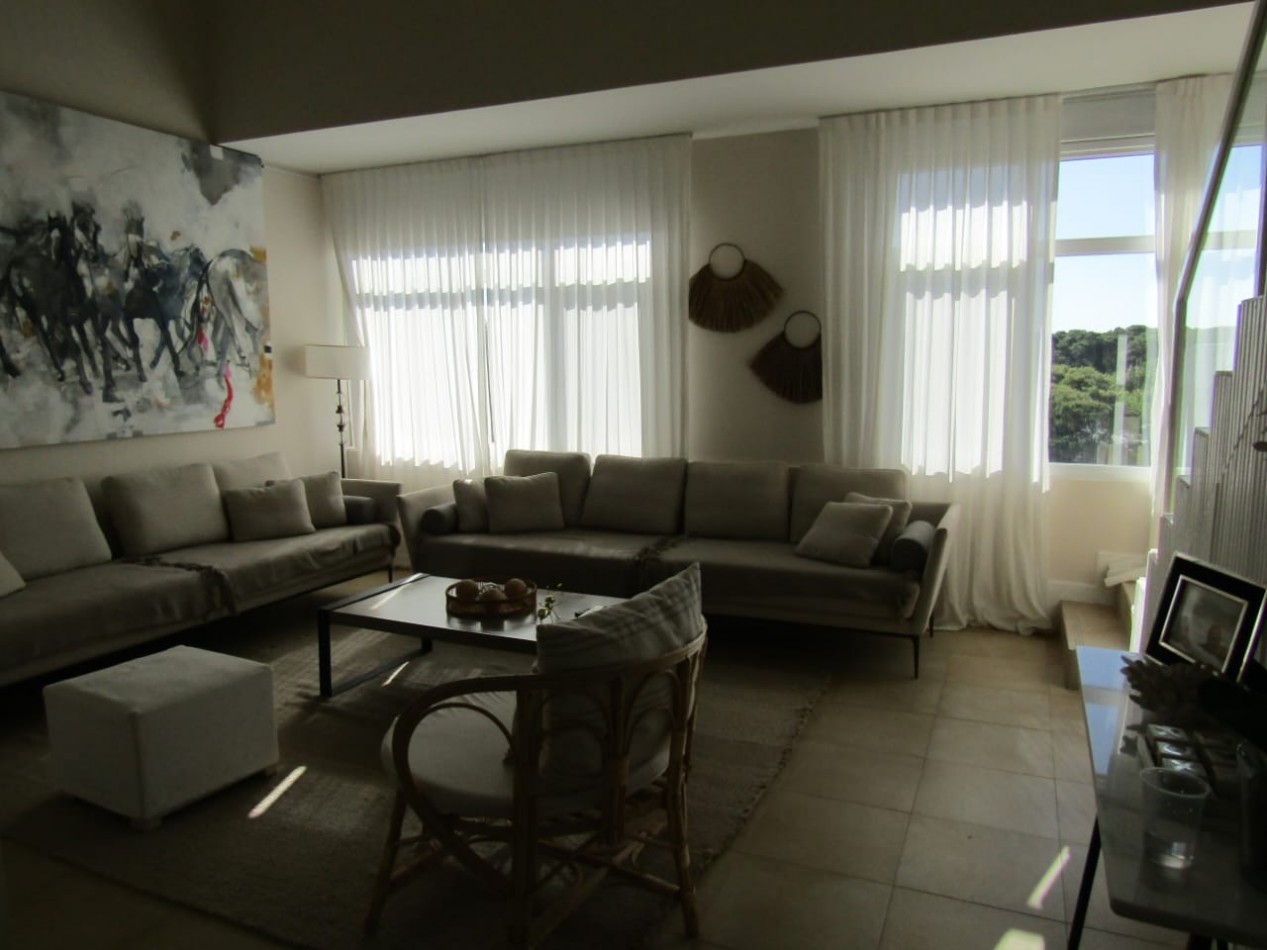 Importante duplex con vista al mar