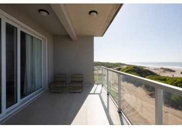 Departamento con amplia terraza frente al mar